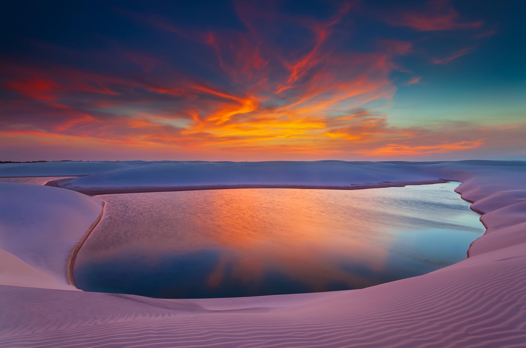 Sur la côte Atlantique, le Parc National des Lençóis Maranhenses, situé dans l’état du Maranhão, couvre une large bande au nord-est du Brésil. Ce qui ressemble à un mirage est pourtant bien réel. Au crépuscule, le soleil se reflète dans l'une des innombrables cuvettes lagunaires qui se remplissent d'eau douce à la saison des pluies. Certaines dunes peuvent atteindre 40 mètres de haut. Un instant magique sublimé par une légère saturation des couleurs.© Marcio Cabral, tous droits réservés